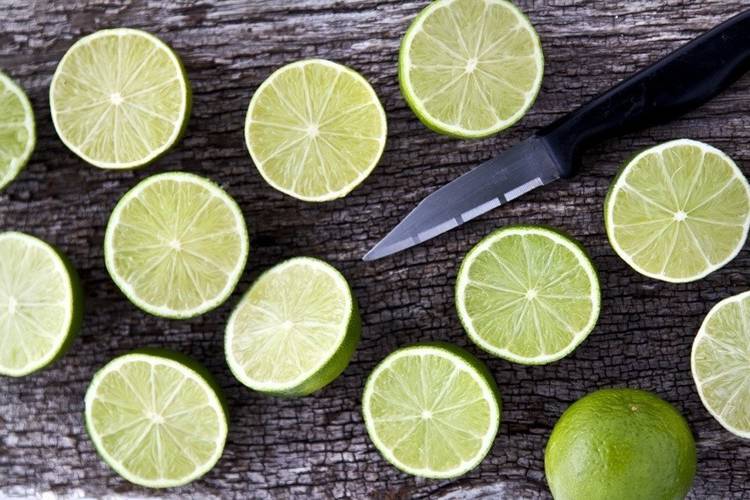 喝柠檬水变黑还是变白,喝了柠檬水照灯会黑吗