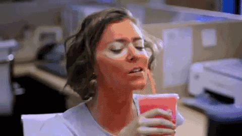 赵丽颖工作累状态差，发文想去享受生活？而真相却是