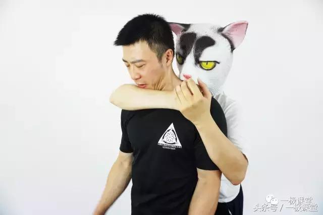 被歹徒拦腰抱住该怎样挣脱,被歹徒从背后勒住脖子搞笑