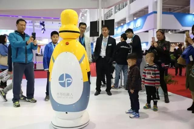 能钓鱼会弹琴，能画画还会变脸，全球最牛机器人都来了！约吗？