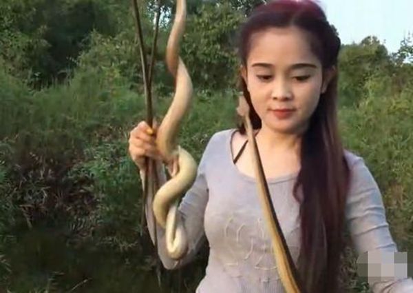 美女钓鱼高手钓110斤大鱼,美女钓鱼野钓上鱼瞬间