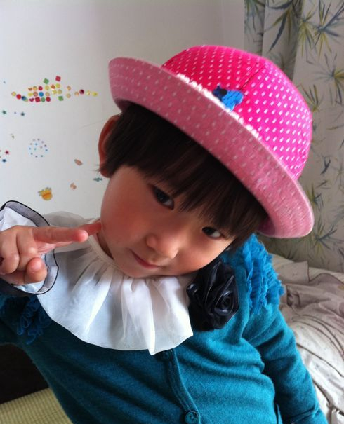 还记得吗？曾经我们一起爱过的小炜伊，准备读三年级了