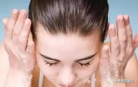 白醋加食盐能治皮肤痒吗,用食盐怎样治疗皮肤瘙痒