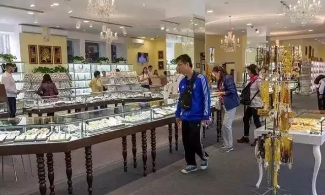 20万买的珠宝展“蜜蜡”，被地摊大爷嫌弃了！