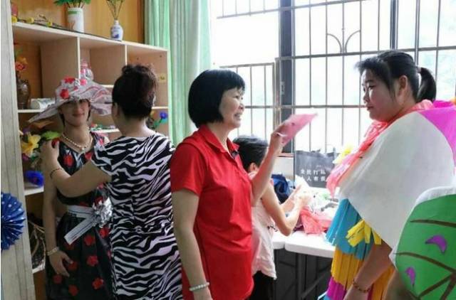废旧物做战袍,红山街工疗站“环保+”创意演绎“服装时尚秀”