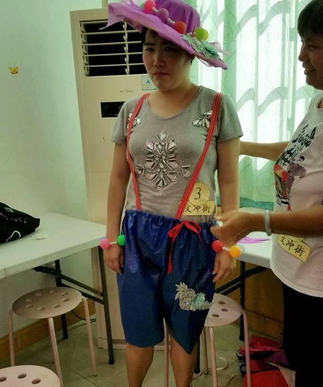 废旧物做战袍,红山街工疗站“环保+”创意演绎“服装时尚秀”