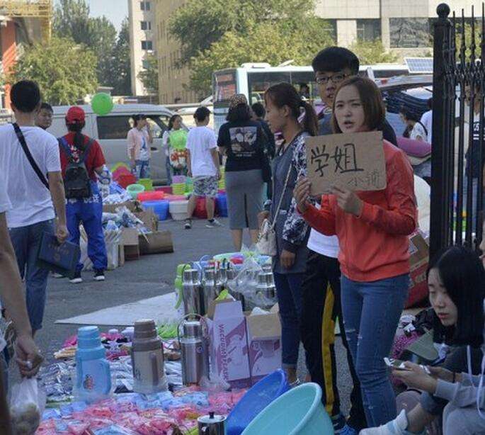 学校小卖部一年赚多少,大学小卖部最好卖的是什么