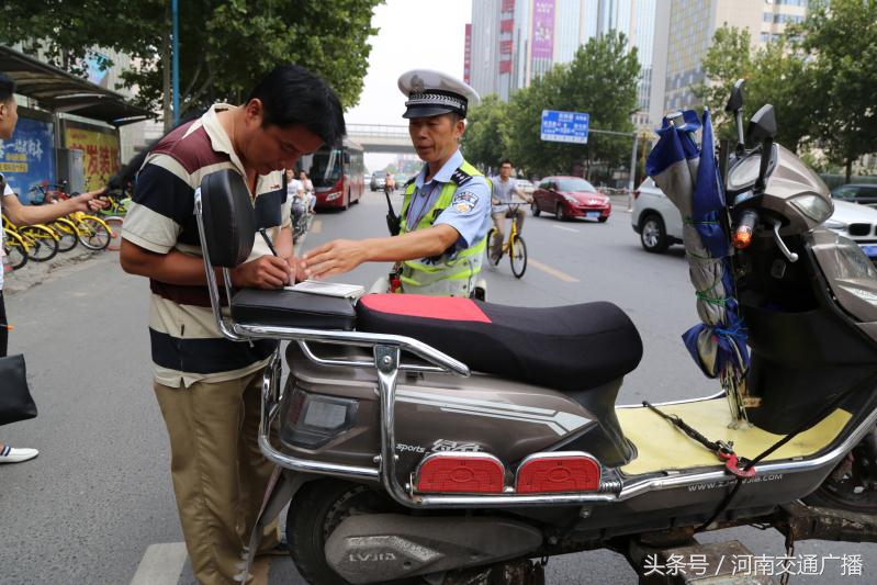 郑州城管交警联合对违规停车说不,郑州市公安局打击非法收车