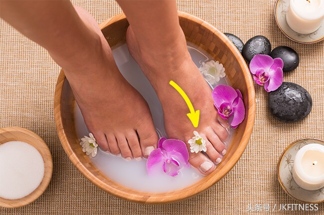 脚的拇指外翻老是磨成老茧怎么办,治疗脚大拇指外翻有什么好办法