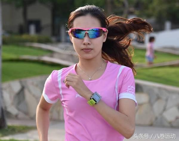 跑步后眼睛干涩是什么原因,跑步时眼睛流泪是什么原因