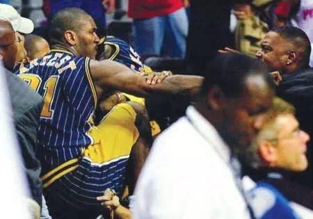 篮球场暴力打架,nba群殴事件奥本山