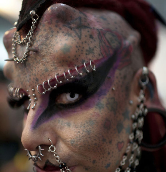 35岁女子整容成“吸血鬼”,头部植入4块钛合金犄角,女儿好怕