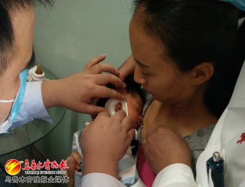 小乐乐不再“与众不同”*疆新**首例先天耳畸形无创矫正术成功