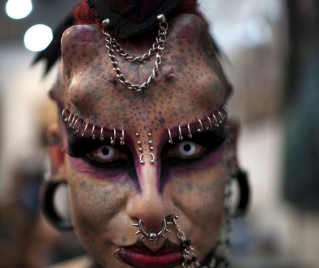 35岁女子整容成“吸血鬼”,头部植入4块钛合金犄角,女儿好怕