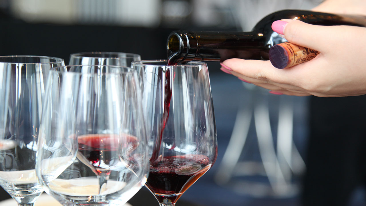 如何鉴别进口葡萄酒的真假,怎样辨别进口葡萄酒的真假