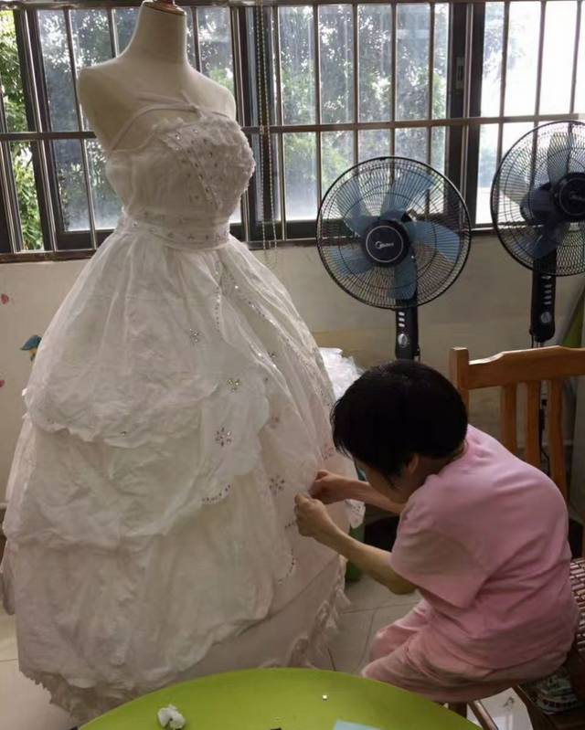 废旧物做战袍,红山街工疗站“环保+”创意演绎“服装时尚秀”