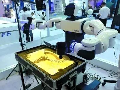 能钓鱼会弹琴，能画画还会变脸，全球最牛机器人都来了！约吗？