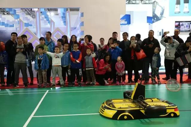 能钓鱼会弹琴，能画画还会变脸，全球最牛机器人都来了！约吗？