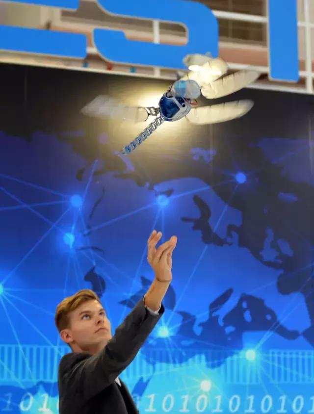 能钓鱼会弹琴，能画画还会变脸，全球最牛机器人都来了！约吗？