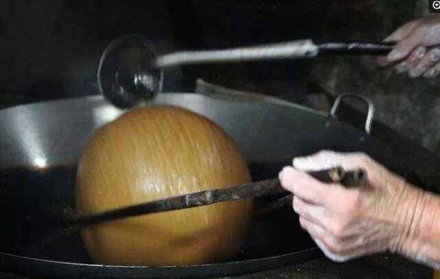 老太太卖东西摆摊,70岁老太太街头卖小吃