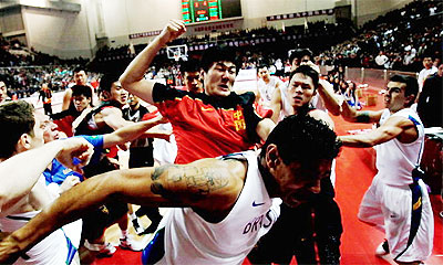 篮球场暴力打架,nba群殴事件奥本山