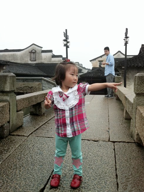 还记得吗？曾经我们一起爱过的小炜伊，准备读三年级了