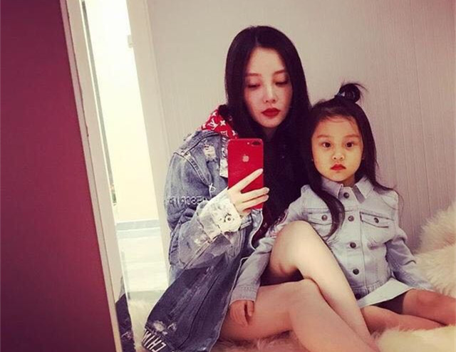 这么丑的LVxSupreme明星还抢着买？网友：变相炫富