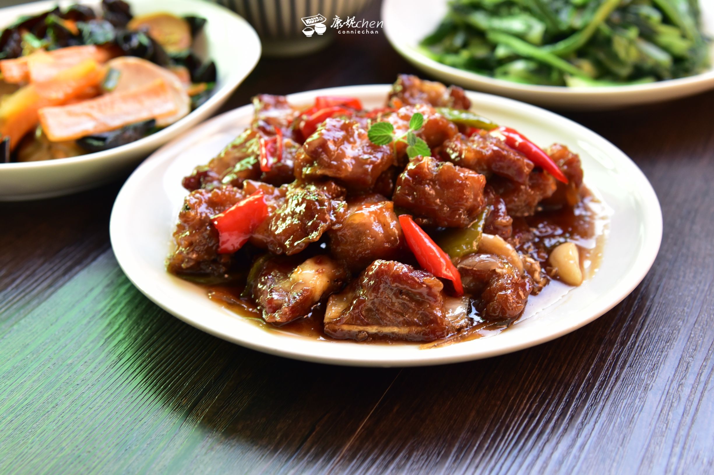 女儿看了晚餐说：“妈妈的菜色香味俱全，就是没有考虑肚子感受”