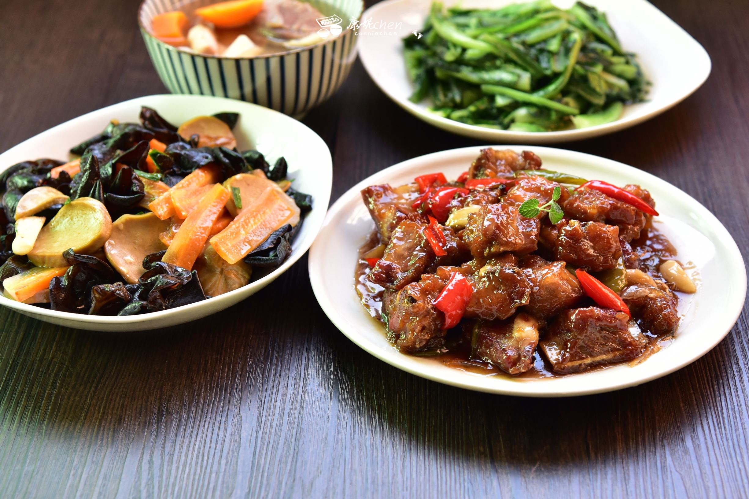 女儿看了晚餐说：“妈妈的菜色香味俱全，就是没有考虑肚子感受”