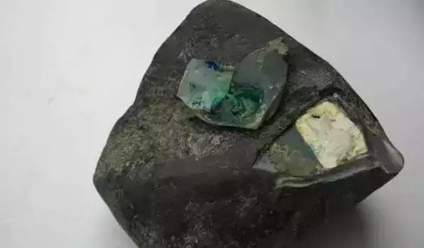 行话里说，“石头不骗人，都是人骗人？”翡翠行家都差点受骗了！