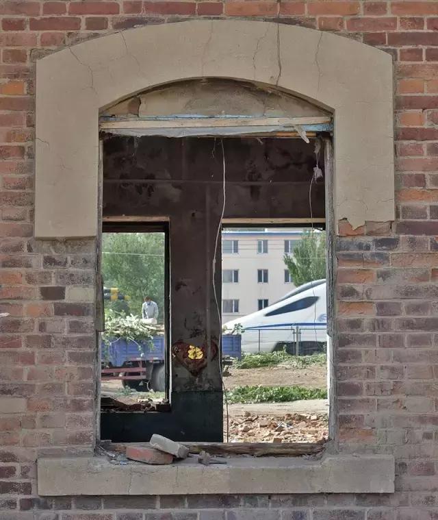 沈阳东站机车库被拆后，这条1899年的铁轨成了遗物！