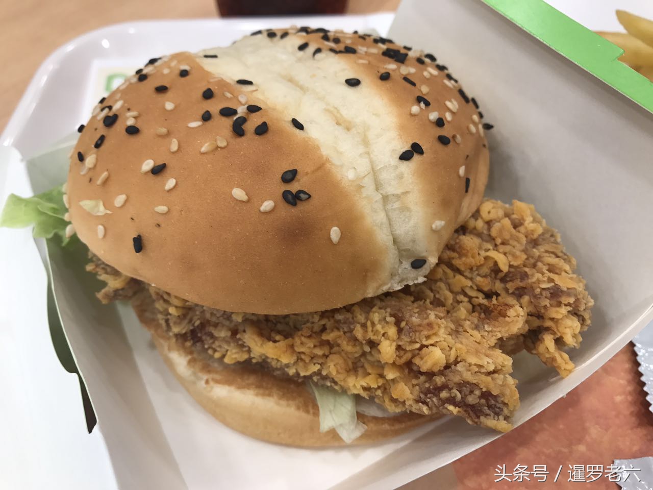 在德克士品尝超级鸡腿堡套餐,美食一般,DC英雄瓶子挺炫!