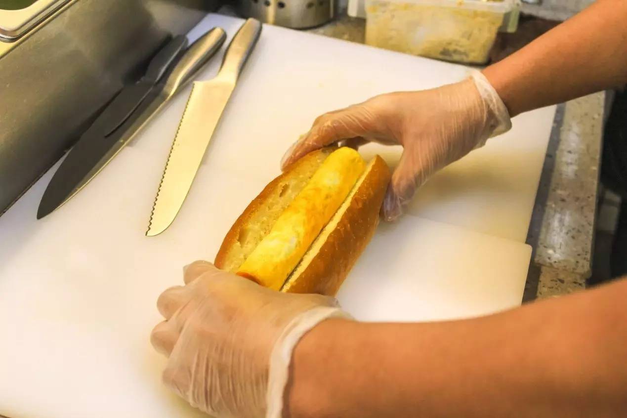 热狗来点纯正的味,超级辣的热狗