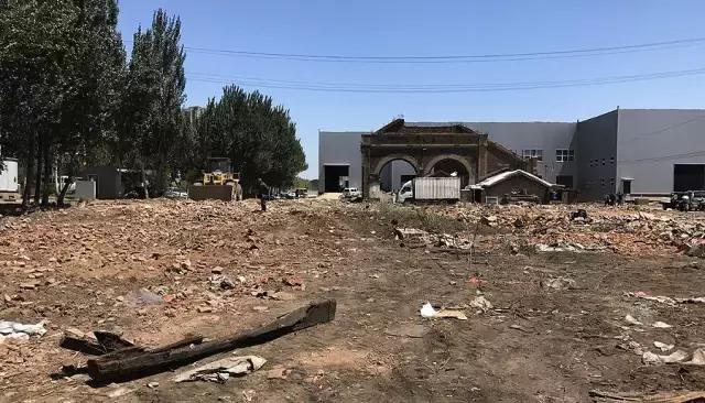 沈阳东站机车库被拆后，这条1899年的铁轨成了遗物！