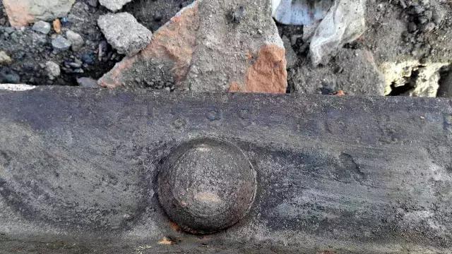 沈阳东站机车库被拆后，这条1899年的铁轨成了遗物！