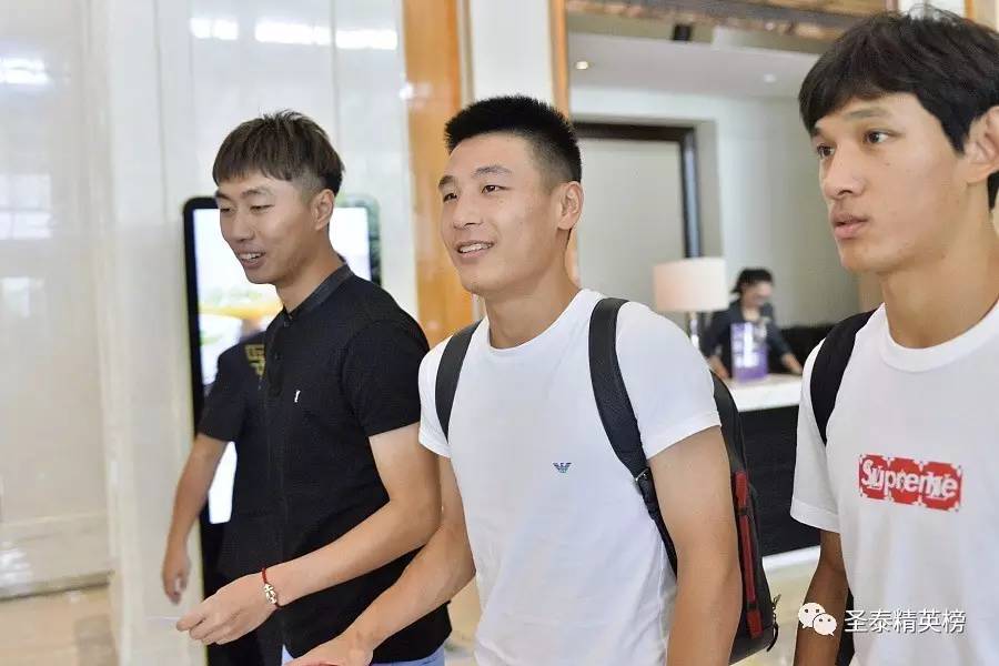 世界杯预选赛武磊单刀gif,大雷和武磊