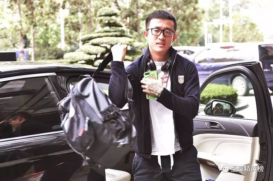 世界杯预选赛武磊单刀gif,大雷和武磊