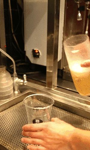 好东西不排队怎么可能买得着？队排越长，我心越荡