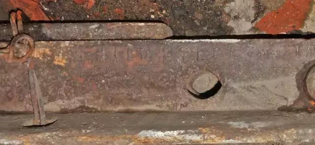 沈阳东站机车库被拆后，这条1899年的铁轨成了遗物！