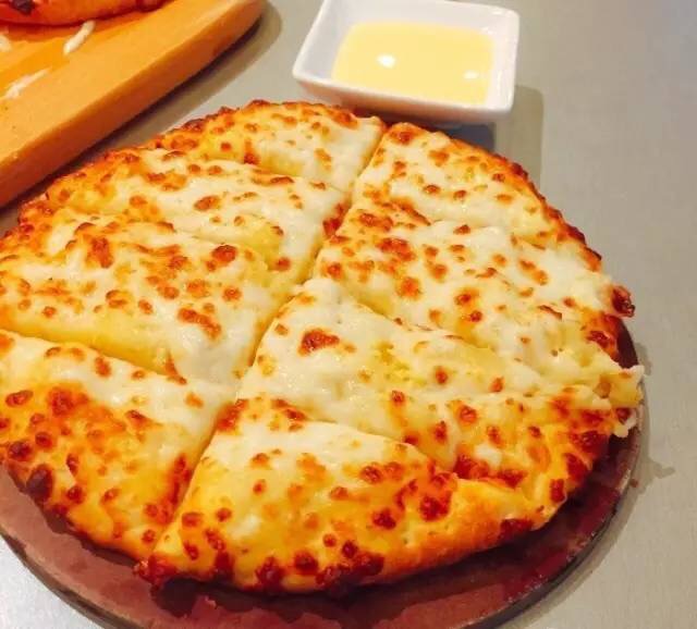 年轻人吃的美食披萨,国外最好吃的pizza
