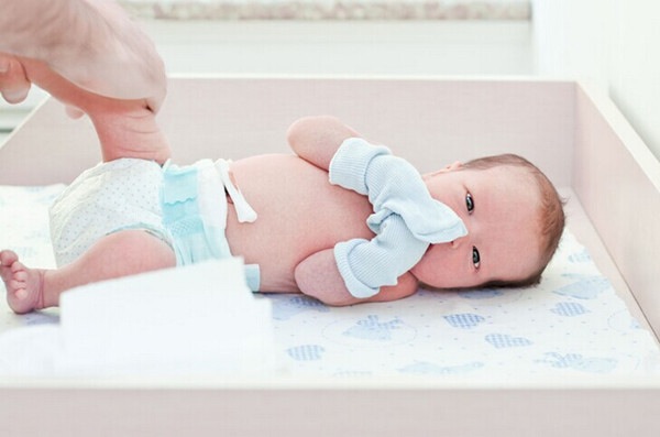 纸尿裤怎么穿上面不侧漏,纸尿裤怎么穿不漏稀粑粑