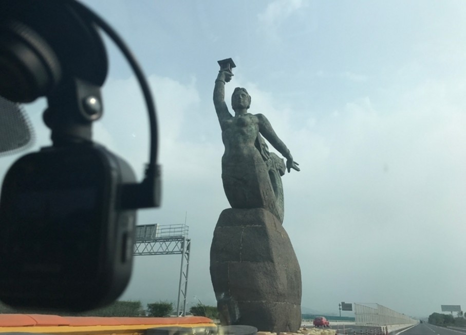 吴京导演《战狼2》让大家都以为这个场景是在非洲,其实就在国内