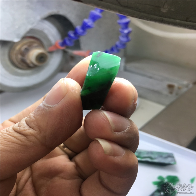 翡翠玉雕雕刻过程,用心去雕刻