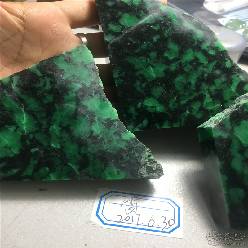 翡翠玉雕雕刻过程,用心去雕刻