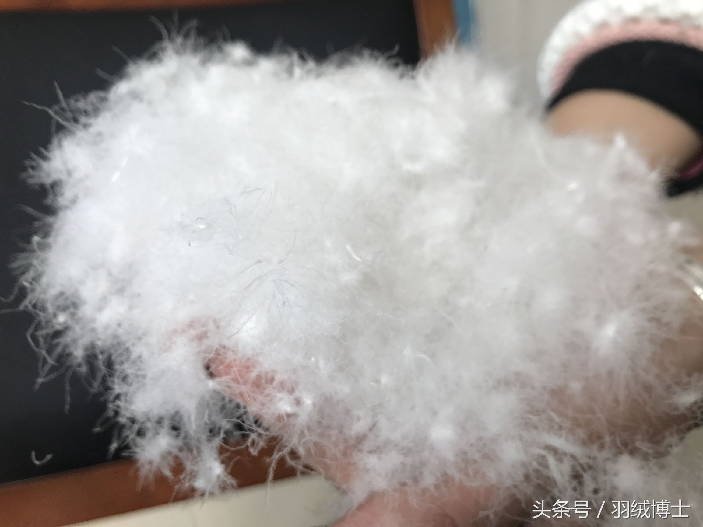 羽绒服静电特别严重是不是假货,羽绒服鹅毛味是不是说明质量差