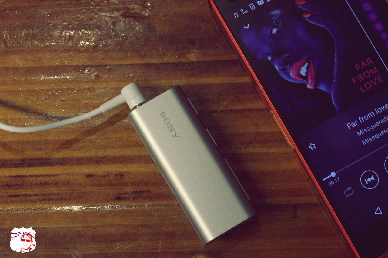 手握保温杯婴幼儿,手拿的保温杯