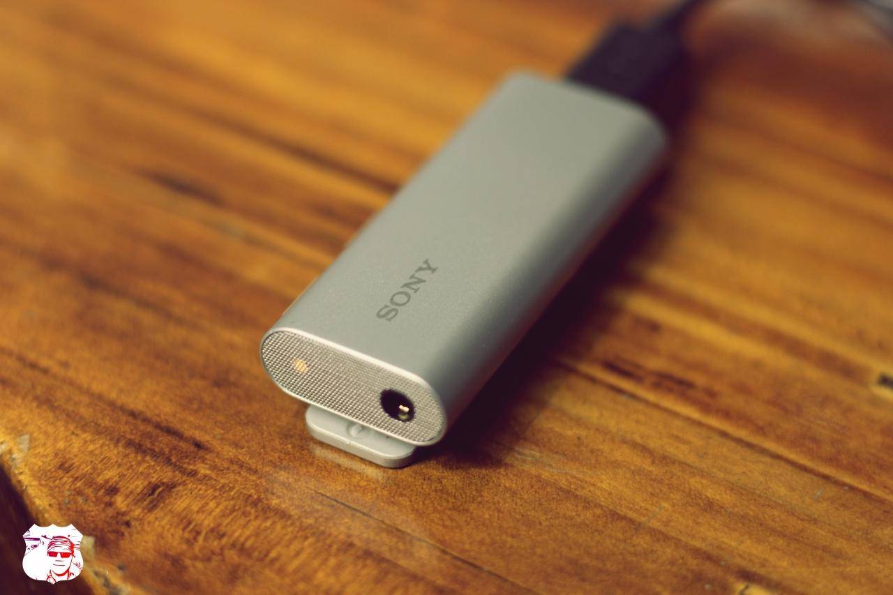 手握保温杯婴幼儿,手拿的保温杯