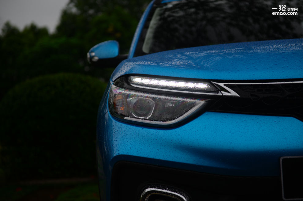 国产小型suv东风风神ax4,5到7万suv东风风神ax4