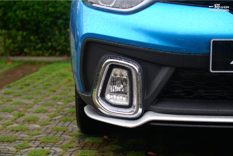 国产小型suv东风风神ax4,5到7万suv东风风神ax4