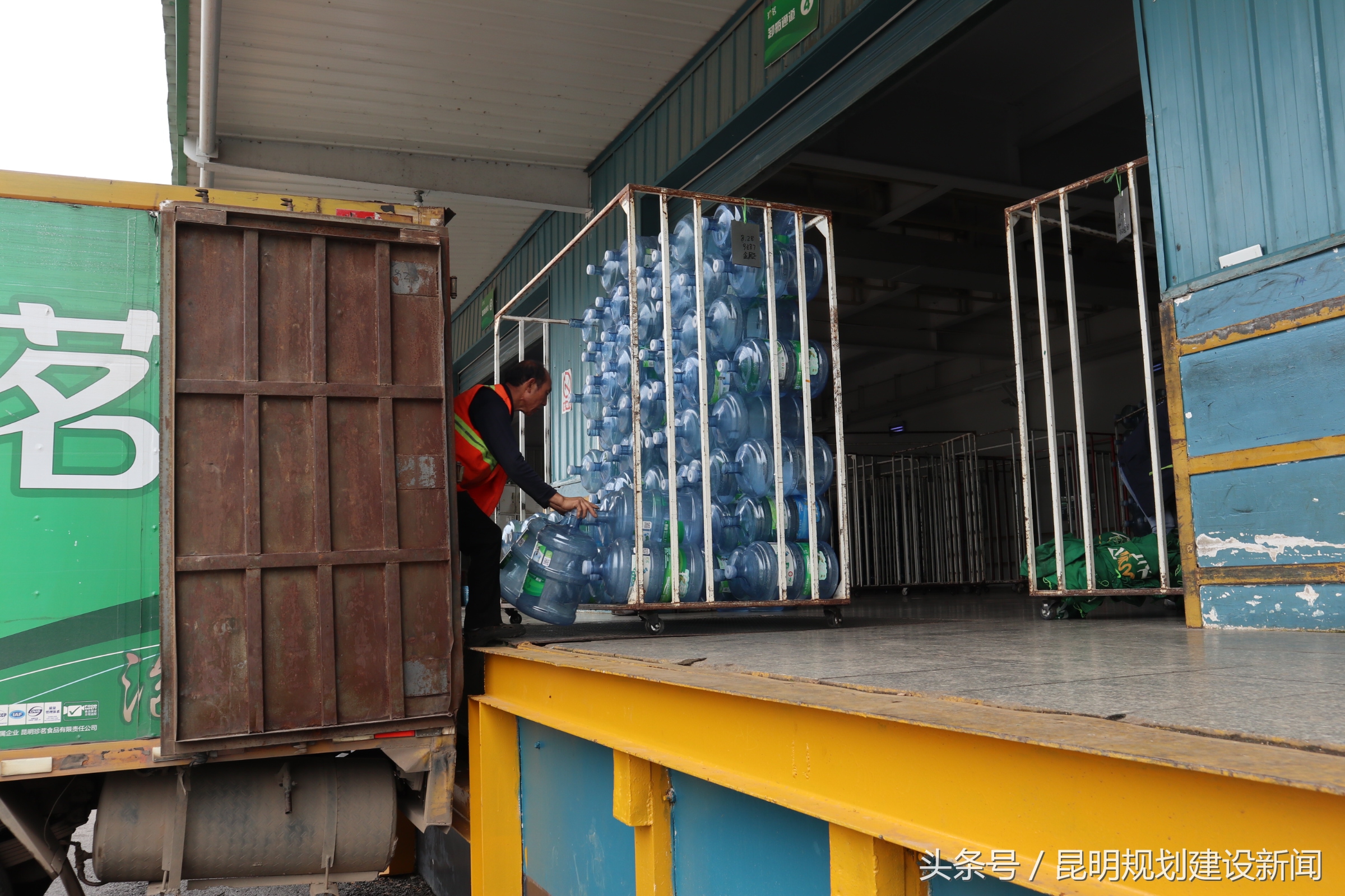 珍茗金龙水和云南山泉哪个好,送水新能源车